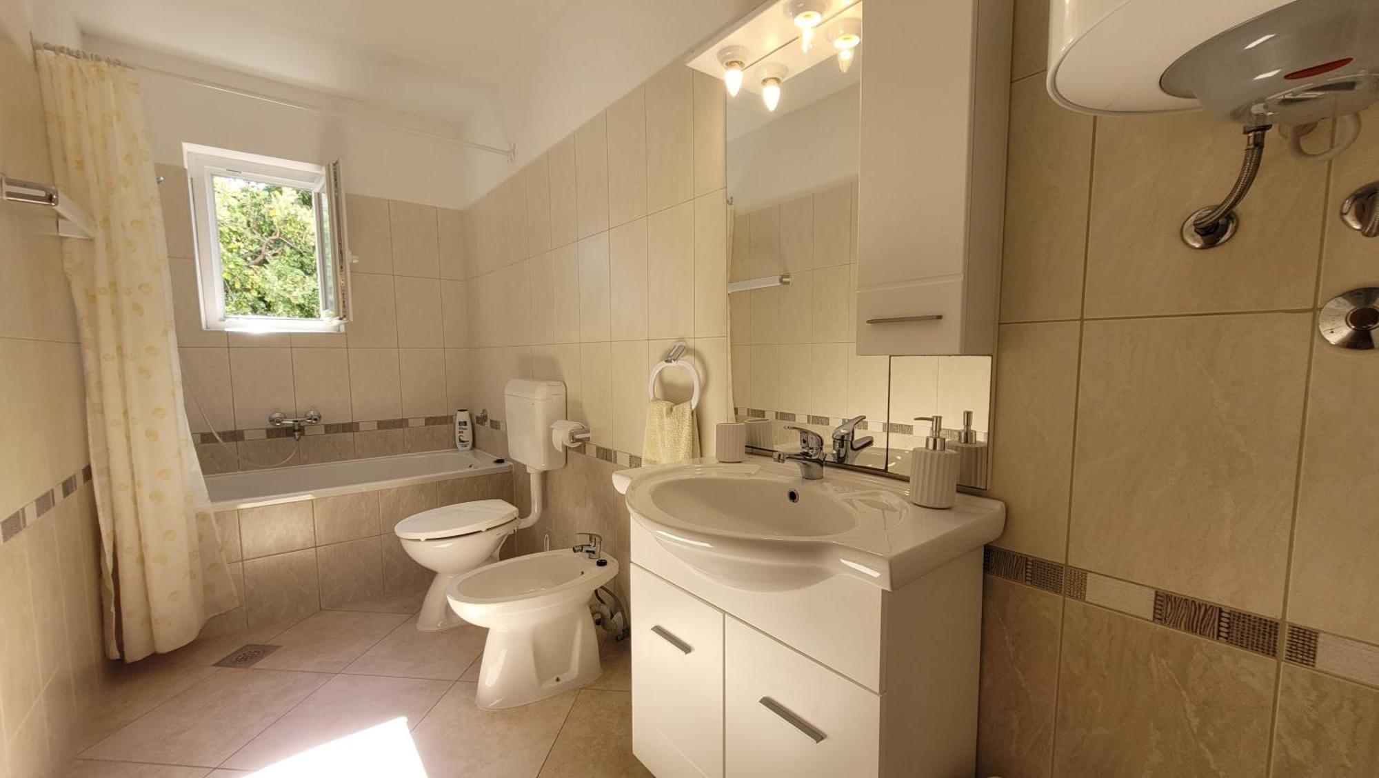אומיסאליי Apartments Adriana מראה חיצוני תמונה